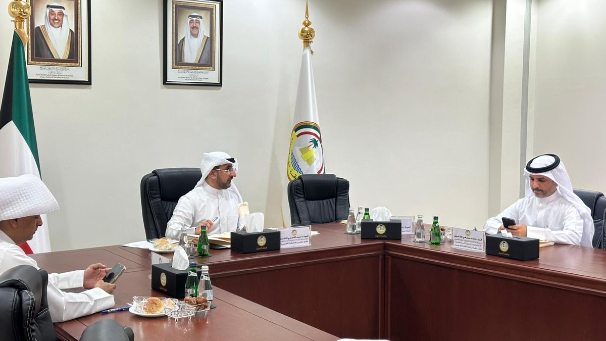 عقدت لجنة الصحة والتعليم والتنمية المجتمعية في مجلس محافظة الجهراء اجتماعها الدوري في ديوان عام المحافظة، وذلك في إطار جهودها الرامية إلى دعم البرامج والأنشطة الشبابية وتعزيز التنمية المجتمعية في المحافظة.

وناقشت اللجنة خلال الاجتماع عدداً من الموضوعات المدرجة على جدول الأعمال،