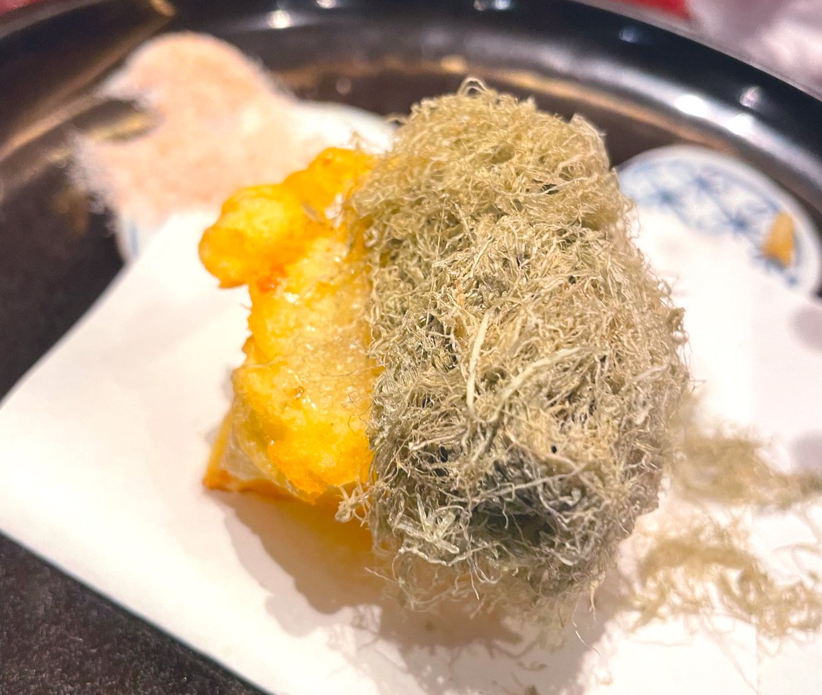 #金沢 初めての食文化
隣の県だけど、これは知らなかった。

#おでんの大根の天ぷら
だそう。
とろろ昆布（白）がまたいい味出してる。
美味かった。また食べたい😋
ちなみに本当は四つあって真ん中にとろろ昆布だったが、一目散にみんな取っていったので残った１つをパチリ🤳✨
