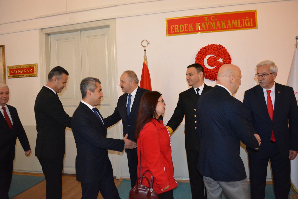 Kaymakamımız Hasan Göç, 29 Ekim Cumhuriyet Bayramı Kutlama Programı kapsamında Kaymakamlık Makamında tebrikleri kabul etti.