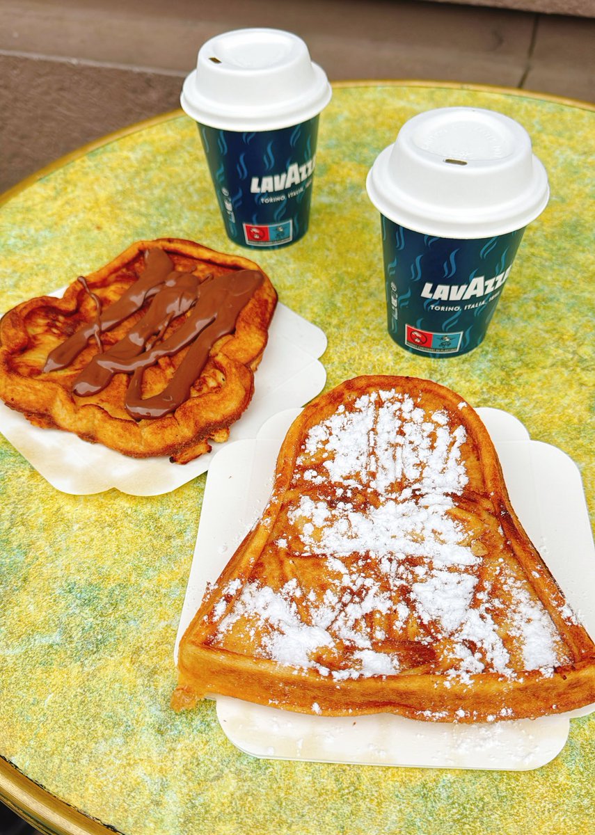 砂糖とチョコレートで顔が見えなくなってるダースベイダーとストームトルーパーのワッフル
かわいそう😂😂でも美味しかった