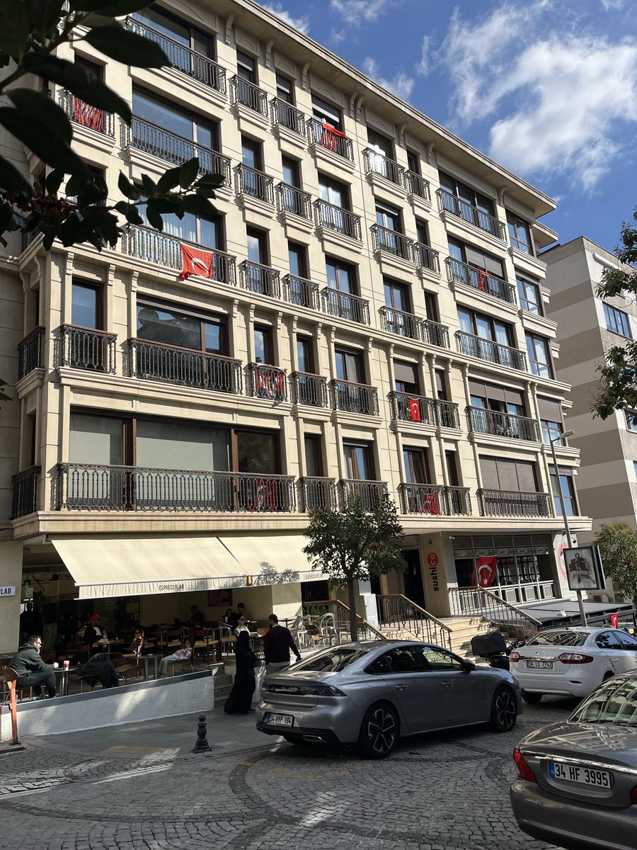 ozlemkocsan's tweet image. #Espressolab @espressolabtr Nişantaşı Mim Kemal Öke cad. subesindeki bayrak. Köşedeki simitçinin bayrağı daha özenli ve büyük. Merkezden bayrak gelmiyormuş. Güçleri buna yetmiş.