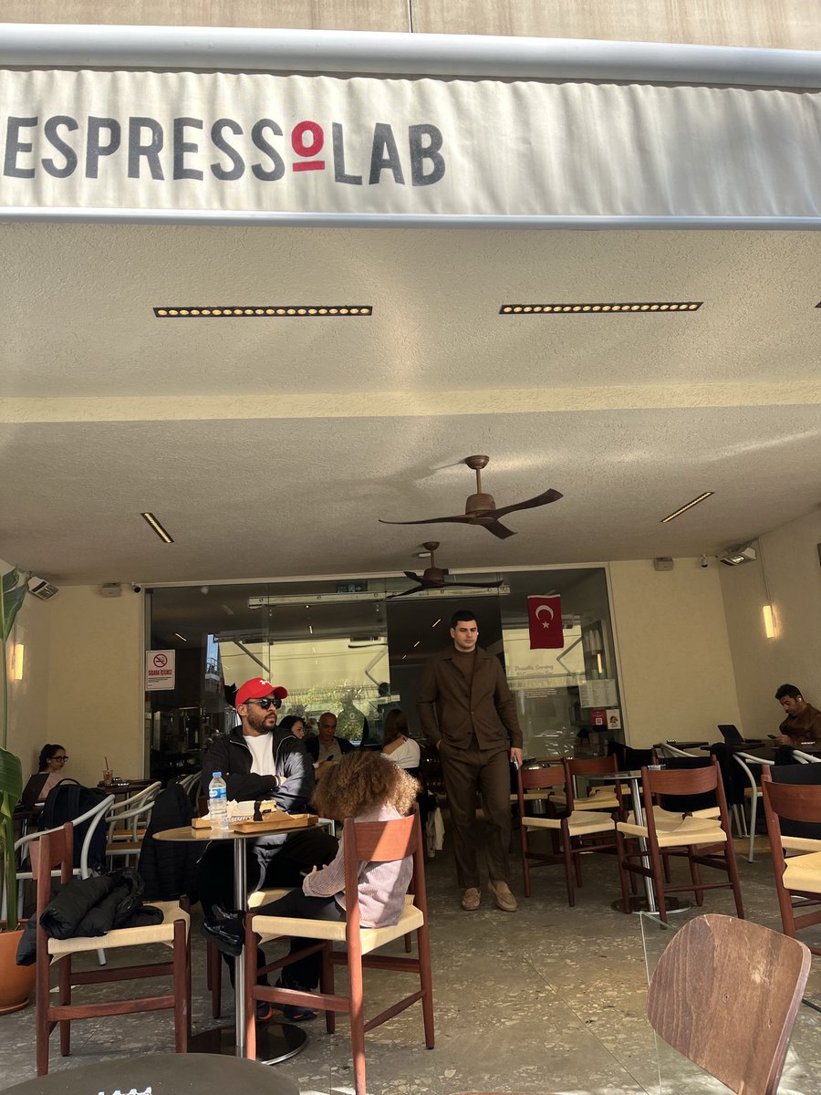 ozlemkocsan's tweet image. #Espressolab @espressolabtr Nişantaşı Mim Kemal Öke cad. subesindeki bayrak. Köşedeki simitçinin bayrağı daha özenli ve büyük. Merkezden bayrak gelmiyormuş. Güçleri buna yetmiş.