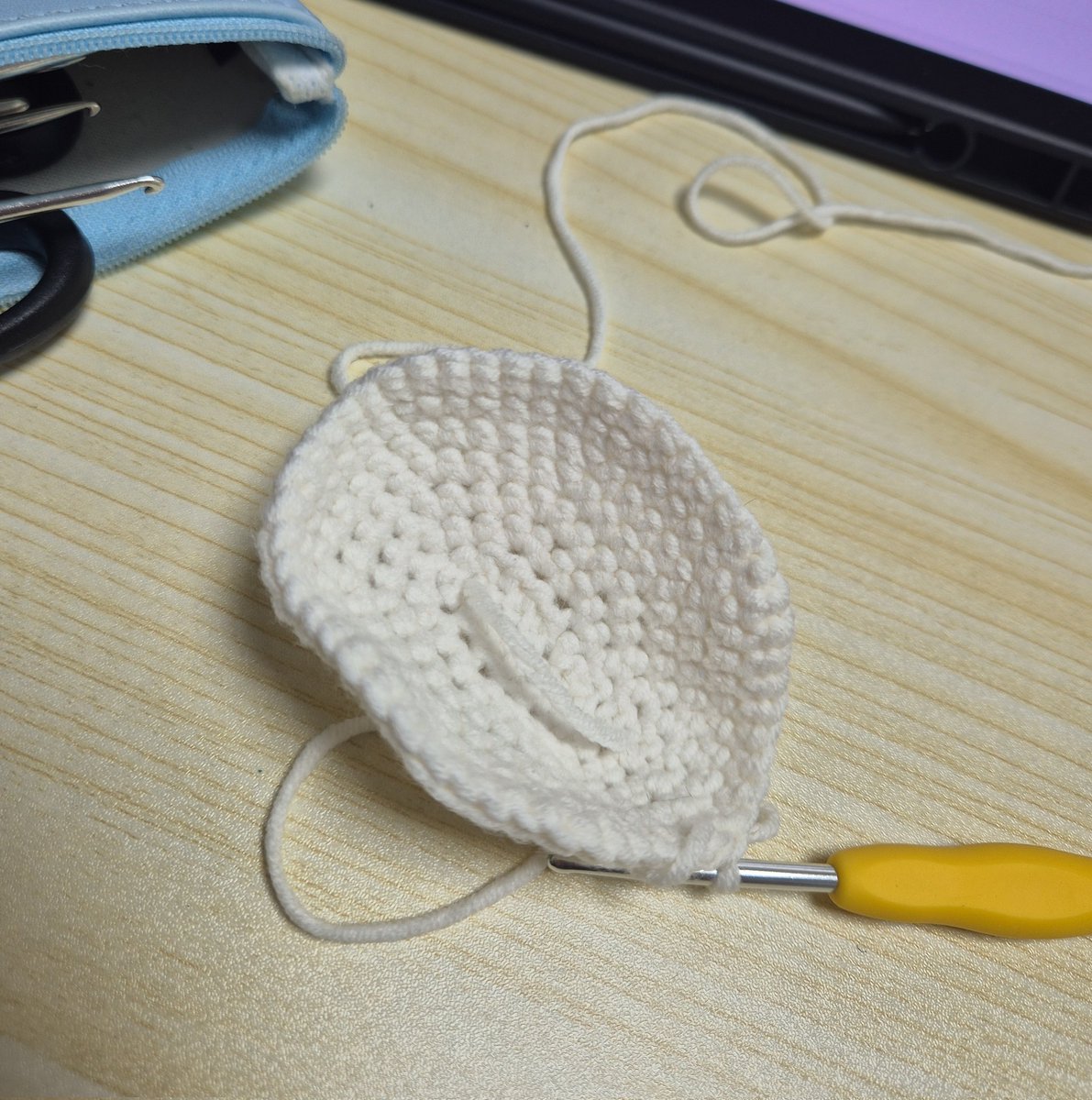 crochetneedle_'s tweet photo. 오랜만에 생존신고 하러 왔습니다..!
개인적인 일과 중간고사 이슈로 인해서 한동안 못 왔네요ㅠㅠㅠ 아주 잠깐 시간이 나서 농담곰 뜨는 중입니다!!! 동글동글 https://t.co/9DbufybnPp