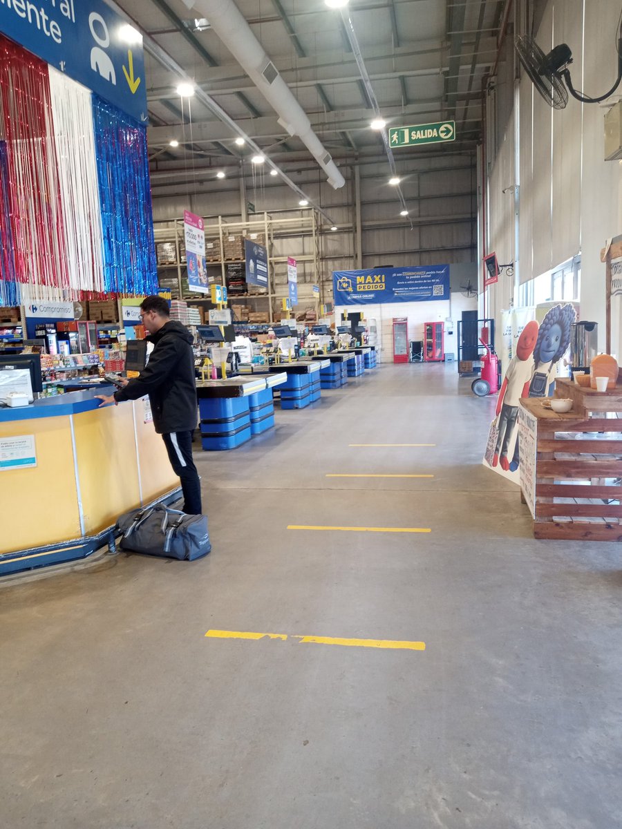 Fideos .gaseosas .yerba.galletitas . yogurt. Productos de multinacionales alimentacias . Todo con oferta  de consumo inmediato.hecele zoom a la foto mira los repositores y cajeros foto de línea de cajas 14 cajas solo una abierta..viva la libertad carajo .