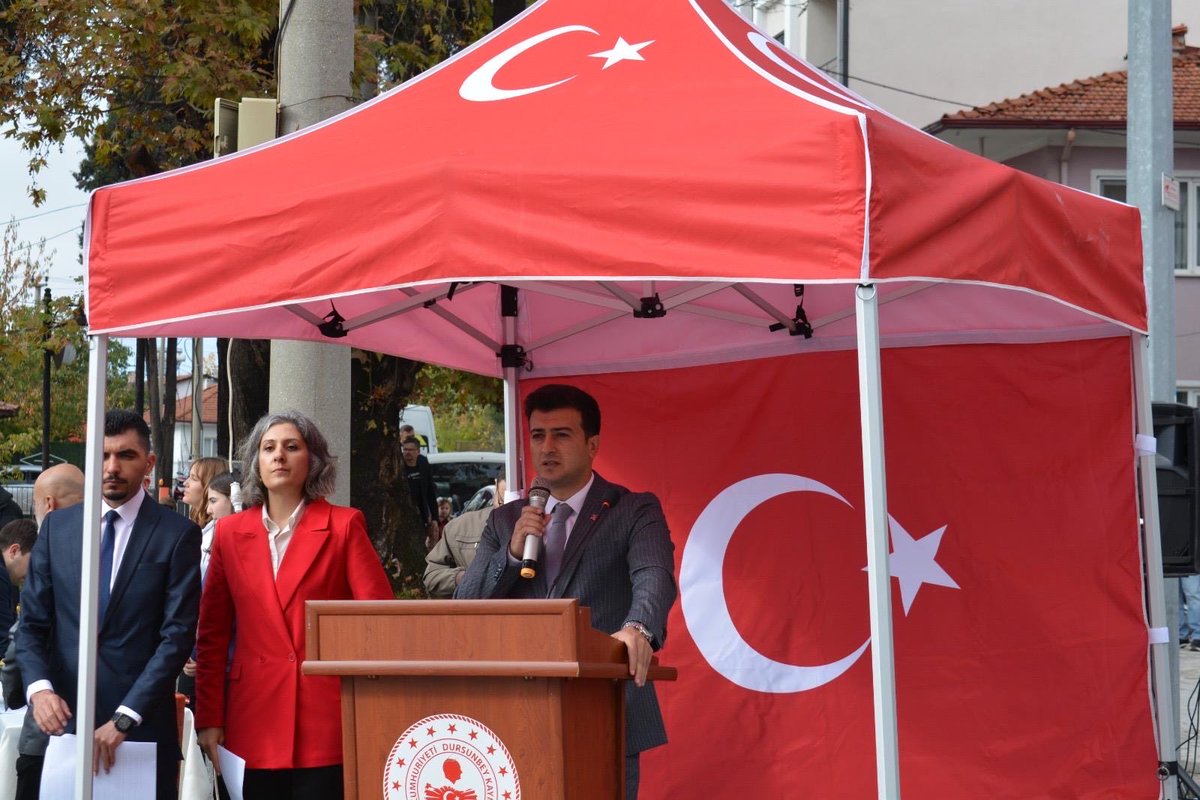 🇹🇷 29 Ekim Cumhuriyet Bayramının 102. Yıl etkinlikleri çerçevesinde İlçemiz Cumhuriyet meydanında tören gerçekleştirildi, törene Kaymakamımız Sayın Muttalip ÇETİN, Belediye Başkanımız Sayın Ramazan BAHÇAVAN ve değerli Dursunbey halkımızın katılımlarıyla tören kutlandı.
