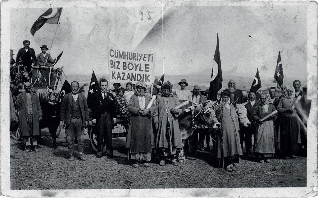 BurhanSevencan's tweet photo. Cumhuriyetimizin 102. Yaşında; 
Gazi Mustafa Kemal Atatürk ve tüm kahramanlarımızı rahmetle ve saygıyla anıyorum.
29 Ekim Cumhuriyet Bayramı’mız kutlu olsun. 🇹🇷
Nice yüzyıllara, Türkiye Yüzyılı’na! 🇹🇷 https://t.co/zSExOnn3JZ