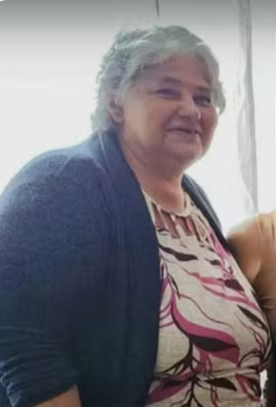 rjdouglasgomes's tweet photo. Procurei aqui no seu perfil alguma postagem sobre a execução da dona Marli, moradora de Costa Barros, assassinada por um traficante que não gostou que ela se assustou ao se deparar com o vagabundo em sua casa.
A vida da dona Marli não vale, deputada?
Só se preocupa quando a vítima é vagabundo?