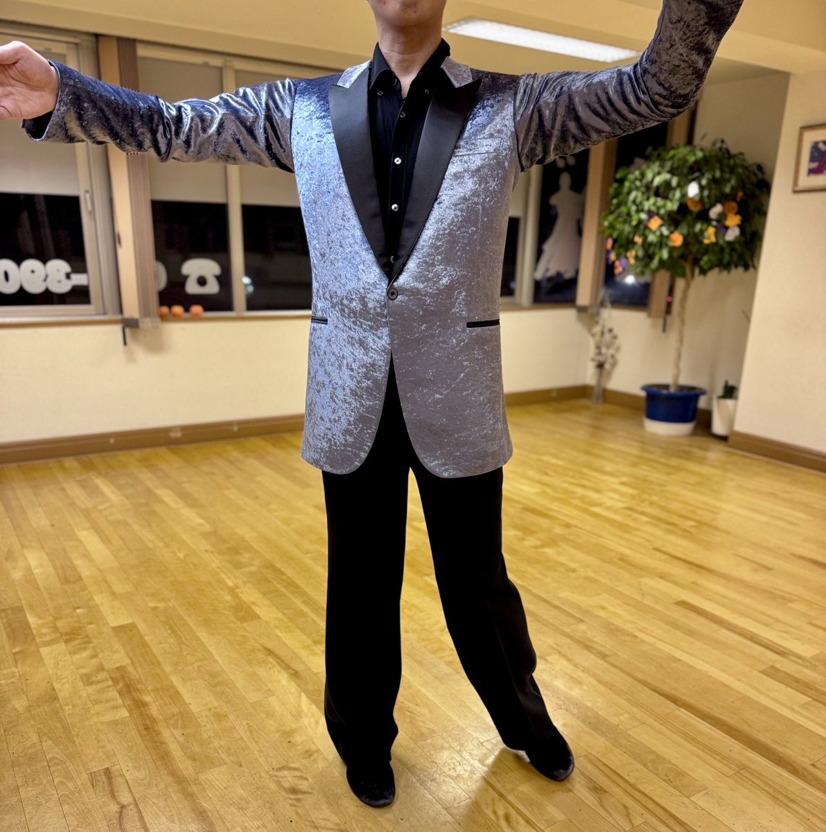 DC_Hasebe's tweet photo. 石神井公園ダンスセンターへ松本先生のタキシードジャケットの納品でお邪魔させていただきました✨

昨年もオーダーしていただいたジャケットですが、今年はタキシードということで、シルバーブルーのクラッシュベロアにて個性的な一着にお仕立てさせていただきました🎩!!

シルエットも抜群です☺️✨ https://t.co/ejuOEigdyx