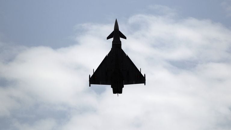 Fransız basını:

➖"Türkiye’nin Birleşik Krallık’tan 8 milyar sterlin (10,7 milyar dolar) karşılığında 20 adet Eurofighter Typhoon savaş uçağı alımı için yaptığı anlaşma, MBDA Meteor havadan havaya füzeleri ve Brimstone yer saldırı füzeleri de dahil olmak üzere önemli miktarda