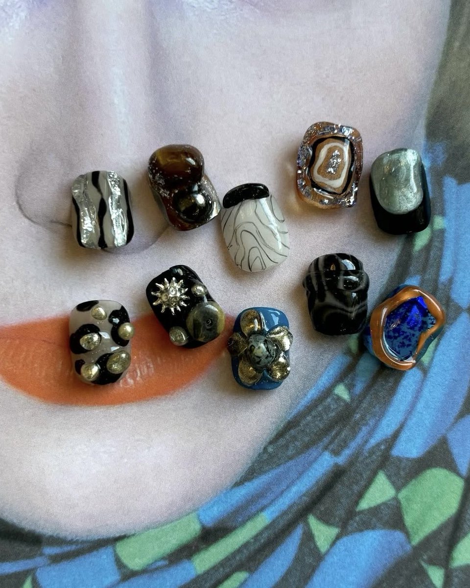 ビーズを使ったアクセサリーやネイルチップを作ったりしてます＊

お気軽にフォローしてください✨
どうぞよろしくお願い致します💚

instagram.com/loveinpanic/

#お洒落さんと繋がりたい　#handmade 
#handmadeaccessory #fashion #art #design