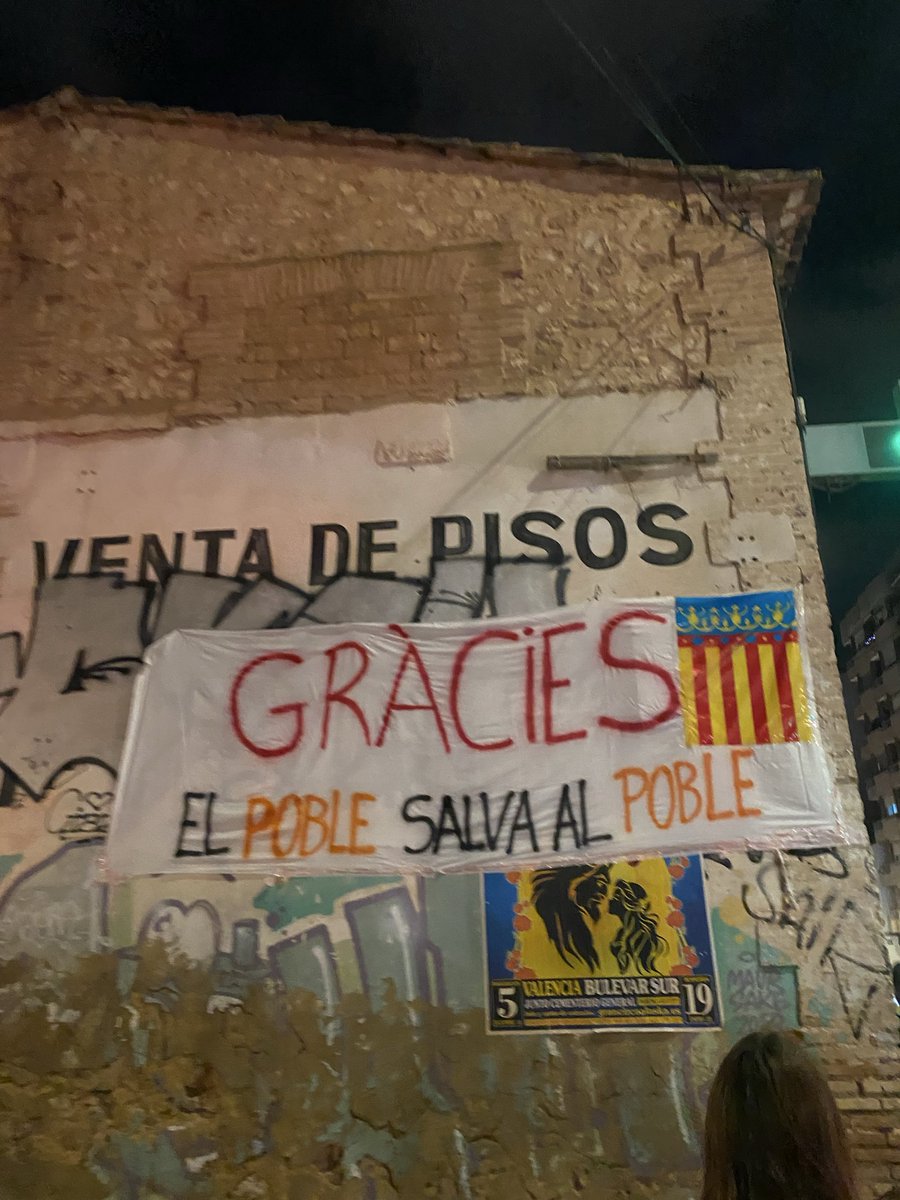 Un año desde que nos dejaron solos, de avisos cuando el agua ya se había llevado vidas. Un año desde nos utilizan para hacer política cuando no han hecho NADA por nosotros.
El poble salva al poble, Valencians, en peu alcem-se ❤️‍🩹
