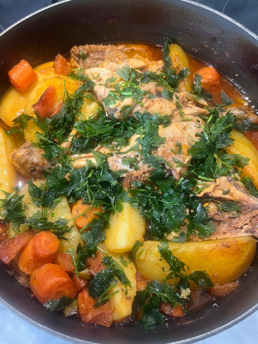 oyaycel2's tweet image. Some days call for comfort food… chicken thighs with veggies simmered slowly, filling the kitchen with warmth and memories ❤️ #HomeCooked #ComfortFood👩🏼‍🍳🫶