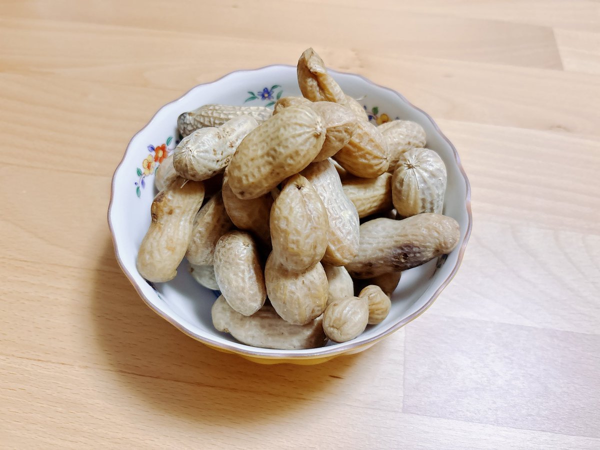 おおまさりが売っていたので早速塩茹でに。落花生の味が濃く、また甘みもあって美味しい🥜しかし大きいな。