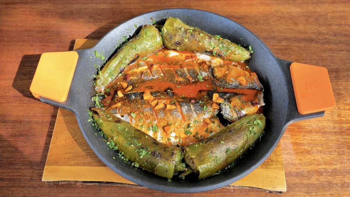 MiquelCalent's tweet image. Avui a #FrediCalentIB3 guàtleres al sarcòfag, llobarro amb pebres farcits d’arròs i verdures, papa rellena colombiana, magdalenes de garrova, magranes farcides de nata i crema…🍎🥯🍳🍔🐟🥩🍲🧁🍪👨‍🍳🎊🎉