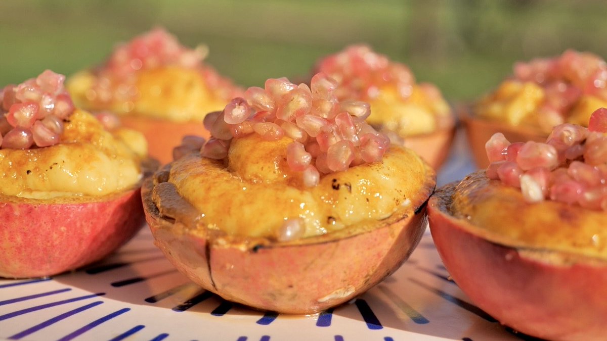 MiquelCalent's tweet image. Avui a #FrediCalentIB3 guàtleres al sarcòfag, llobarro amb pebres farcits d’arròs i verdures, papa rellena colombiana, magdalenes de garrova, magranes farcides de nata i crema…🍎🥯🍳🍔🐟🥩🍲🧁🍪👨‍🍳🎊🎉