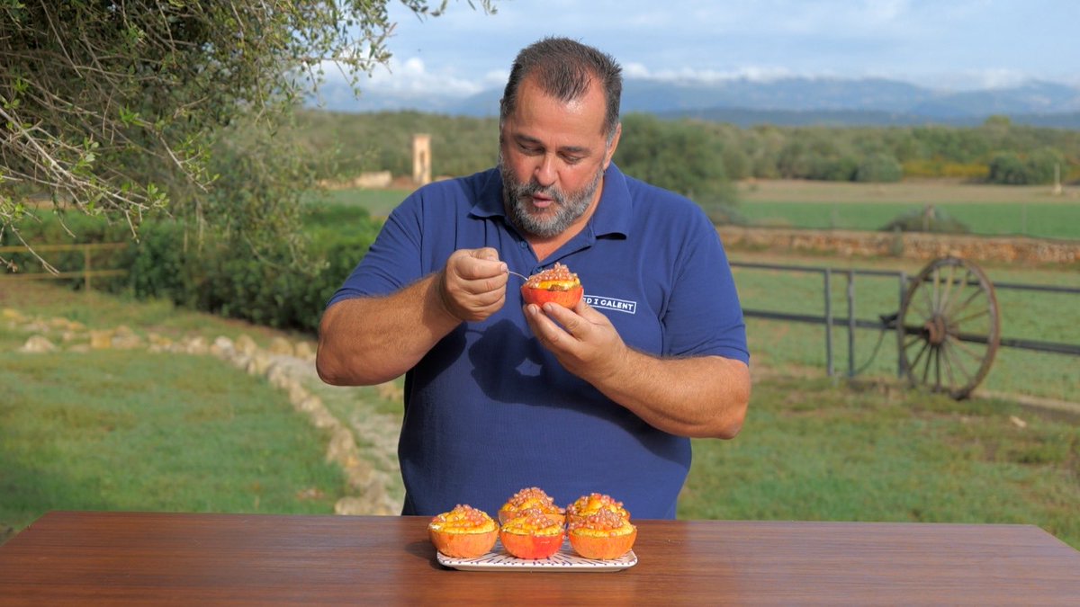 MiquelCalent's tweet image. Avui a #FrediCalentIB3 guàtleres al sarcòfag, llobarro amb pebres farcits d’arròs i verdures, papa rellena colombiana, magdalenes de garrova, magranes farcides de nata i crema…🍎🥯🍳🍔🐟🥩🍲🧁🍪👨‍🍳🎊🎉