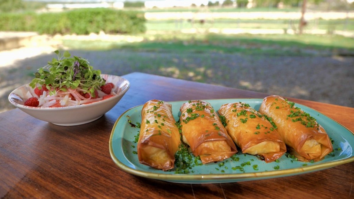 MiquelCalent's tweet image. Avui a #FrediCalentIB3 guàtleres al sarcòfag, llobarro amb pebres farcits d’arròs i verdures, papa rellena colombiana, magdalenes de garrova, magranes farcides de nata i crema…🍎🥯🍳🍔🐟🥩🍲🧁🍪👨‍🍳🎊🎉