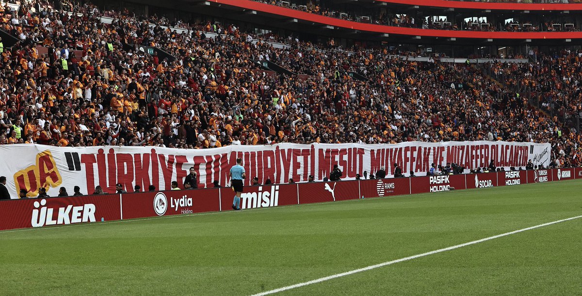 GalatasaraySK's tweet photo. Günaydın #Galatasaray Ailesi

🇹🇷 #29Ekim https://t.co/UZKzdttVJp