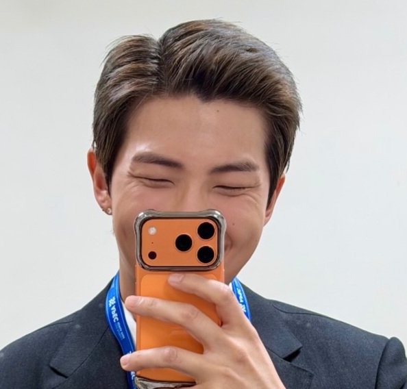choconatbutter's tweet photo. HISTORY MAKER RM
APEC KEYNOTE SPEAKER RM
KOREA CULTURAL BRIDGE RM
#HistoryMakerRM #RMxAPEC 
#APEC2025 #APECCEOSummitxRM https://t.co/4bB2cYZC29