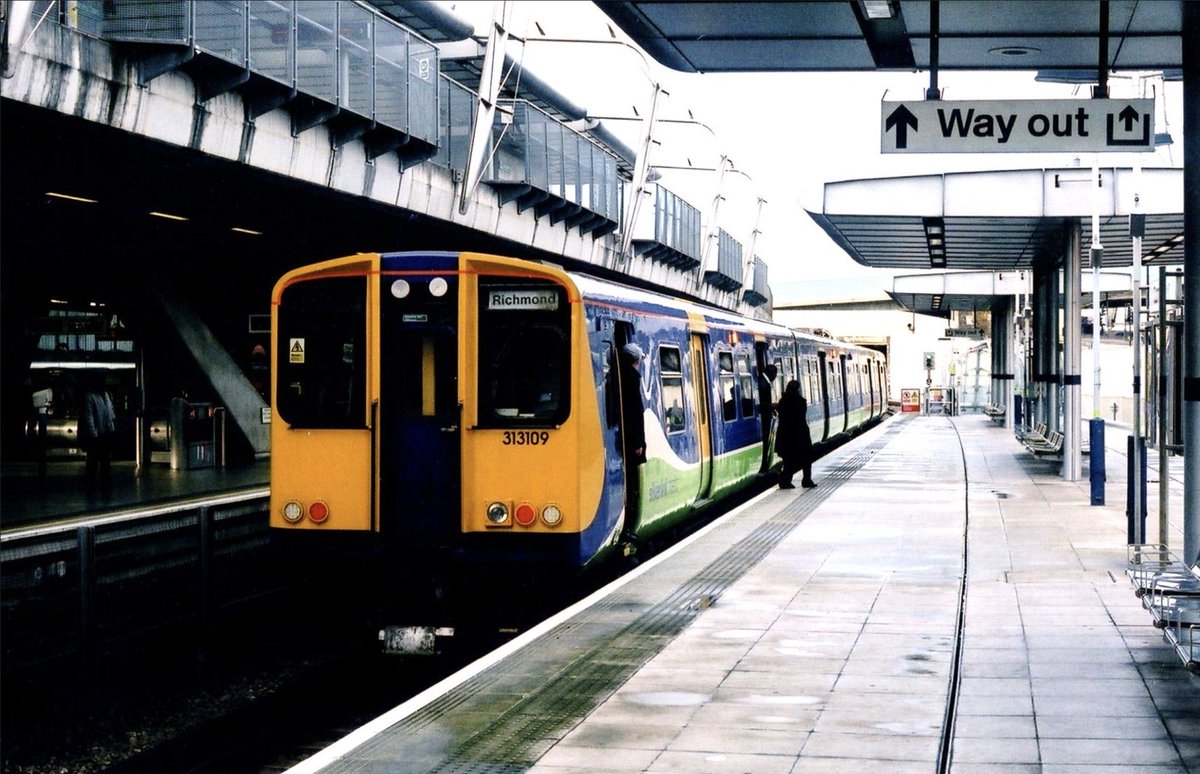 JoeBrownLondon's tweet image. #OnThisDay 30 years ago Canning Town station reopened on its current site following a 17 month closure of the line to North Woolwich due to Jubilee Line works. The DLR platforms were still over 2 years, and the Jubilee over 3 years, away from opening. buff.ly/rDFJqDc
