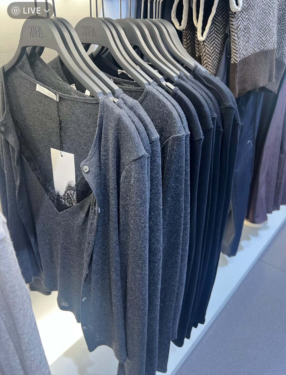 REDで見つけてかわいくて気になってる💞
もう1枚で着るには寒いかな〜🥲❔