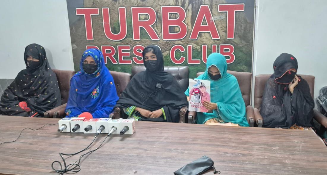 VBMP5's tweet image. کم عمر طالب علم بالاچ دلوش کےاہلخانہ نے تربت پریس کلب میں پریس کانفرنس کرتےہوئےکہا کہ رواں سال 21 اکتوبر کو فورسز نے بالاچ دلوش کو انکےگھر آپسر بلوچی بازار سےجبری لاپتہ کردیا۔

انہوں نےکہا کہ بالاچ دلوش کی عدم بازیابی کی صورت میں وہ سی پیک روڈ پر دھرنادےکر احتجاج کا آغاز کریں گے۔