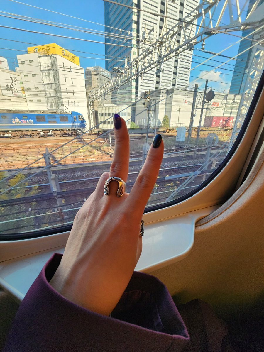 0628Abc's tweet photo. 美容室長引いて
今やっと名古屋だよぉー

今回はネイル控えめにした！

ガチ楽しみ～

♯常闇トワ2ndソロライブ
♯有明アリーナ https://t.co/geQGatt7nD