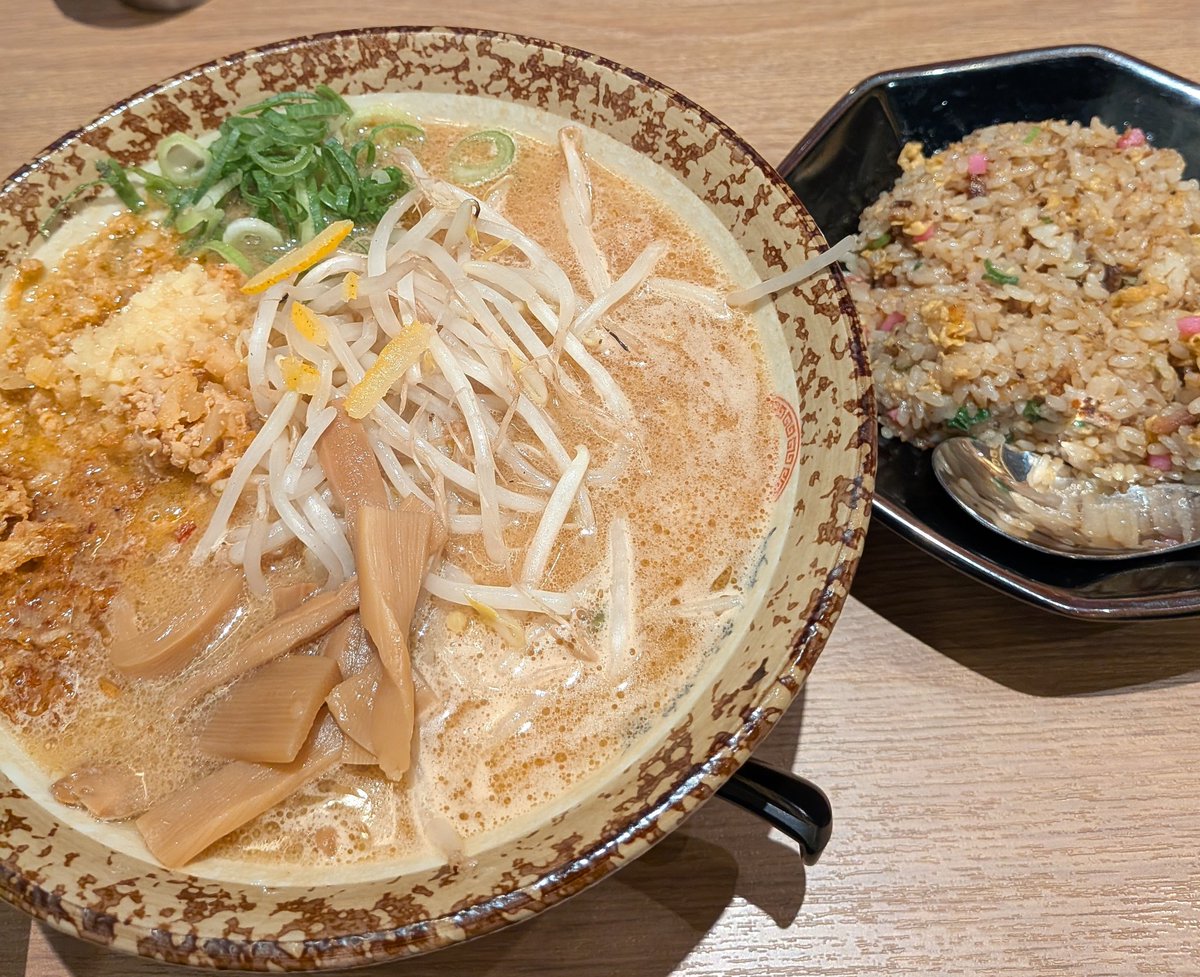 Urittan's tweet photo. 吟醸味噌ラーメンちゃーはんセット🍜 https://t.co/PX82VXzb6p
