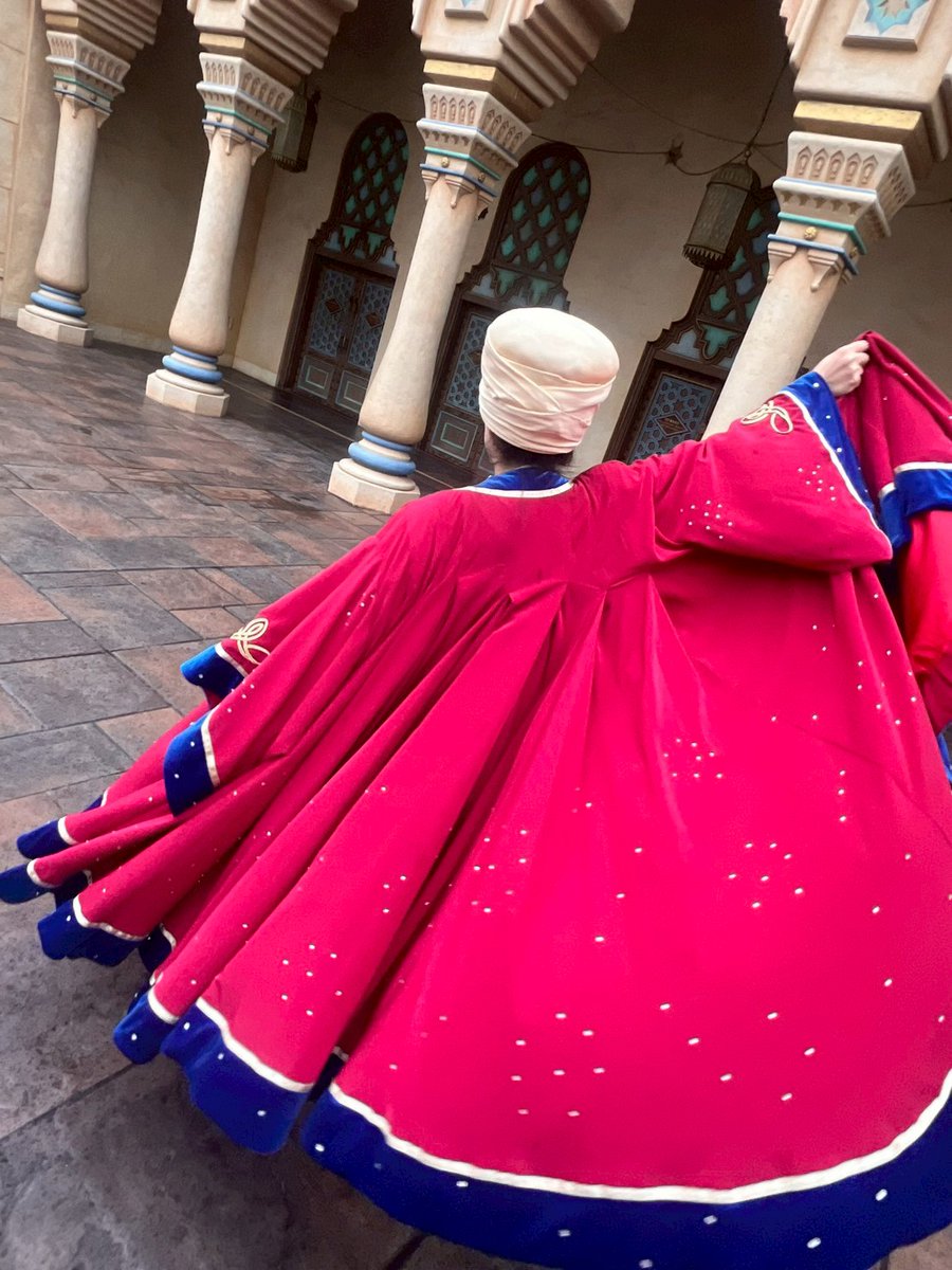 Disney_kasou's tweet photo. ２０１９年のＤハロで初出しだから今年で７年目のシャバーンw
着る度に気に食わなくて何度も解体して組み立て直すって、私の悪い発作がシャバーンのローブに対しても発動💦もぉ〜いいでしょ。と脳内瀧さんは言ってるけど、次回こそはシャツ作り直そうね？←まだ言うか

#シャバーン
#Dハロ仮装2025 https://t.co/3lpuOWXAUp