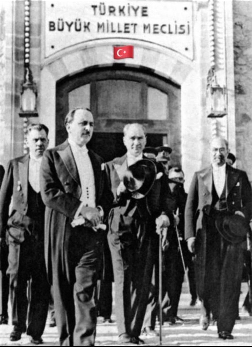 Cumhuriyetimizin 102. yılında bize bu mirası bırakan başta Ulu Önder Gazi Mustafa Kemal Atatürk ve silah arkadaşlarını ve bu uğurda canını kanını feda etmiş Atalarımızı sevgi, saygı ve minnetle anıyoruz. 29 Ekim Cumhuriyet Bayramımız kutlu olsun🇹🇷🇹🇷🇹🇷 #102.yıl
