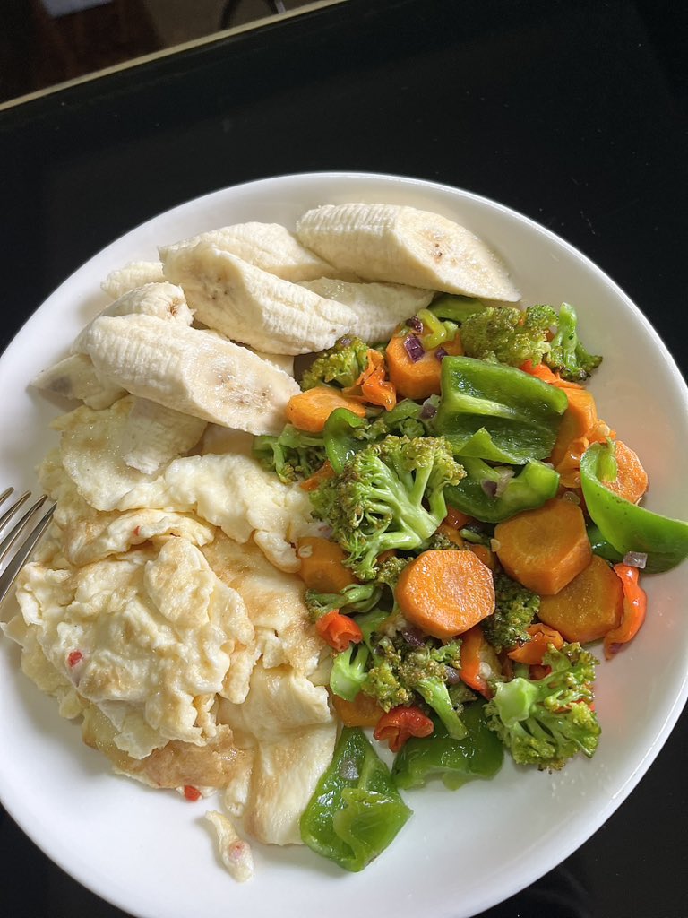 Uncle2Triplets's tweet image. Wednesday Pre-gym snacks.

Banana

Omelette 

Stir fried veggies 🥕🥦 🫑…