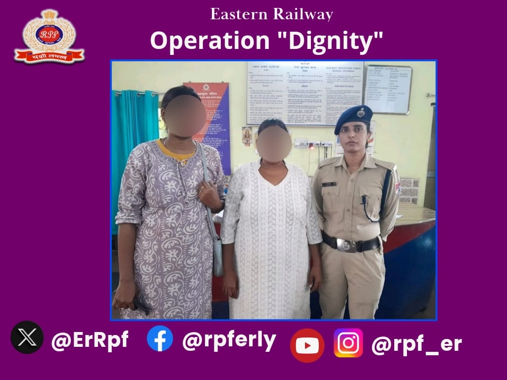 ErRpf's tweet photo. “We always there to HELP”
RPF officials rescued 01 female person from Asansol Railway Station &amp; handed over to her daughter after due verification and documentation.
#OperationDignity
@RPF_INDIA 
@RailMinIndia 
@EasternRailway https://t.co/4aWVVdp0sV