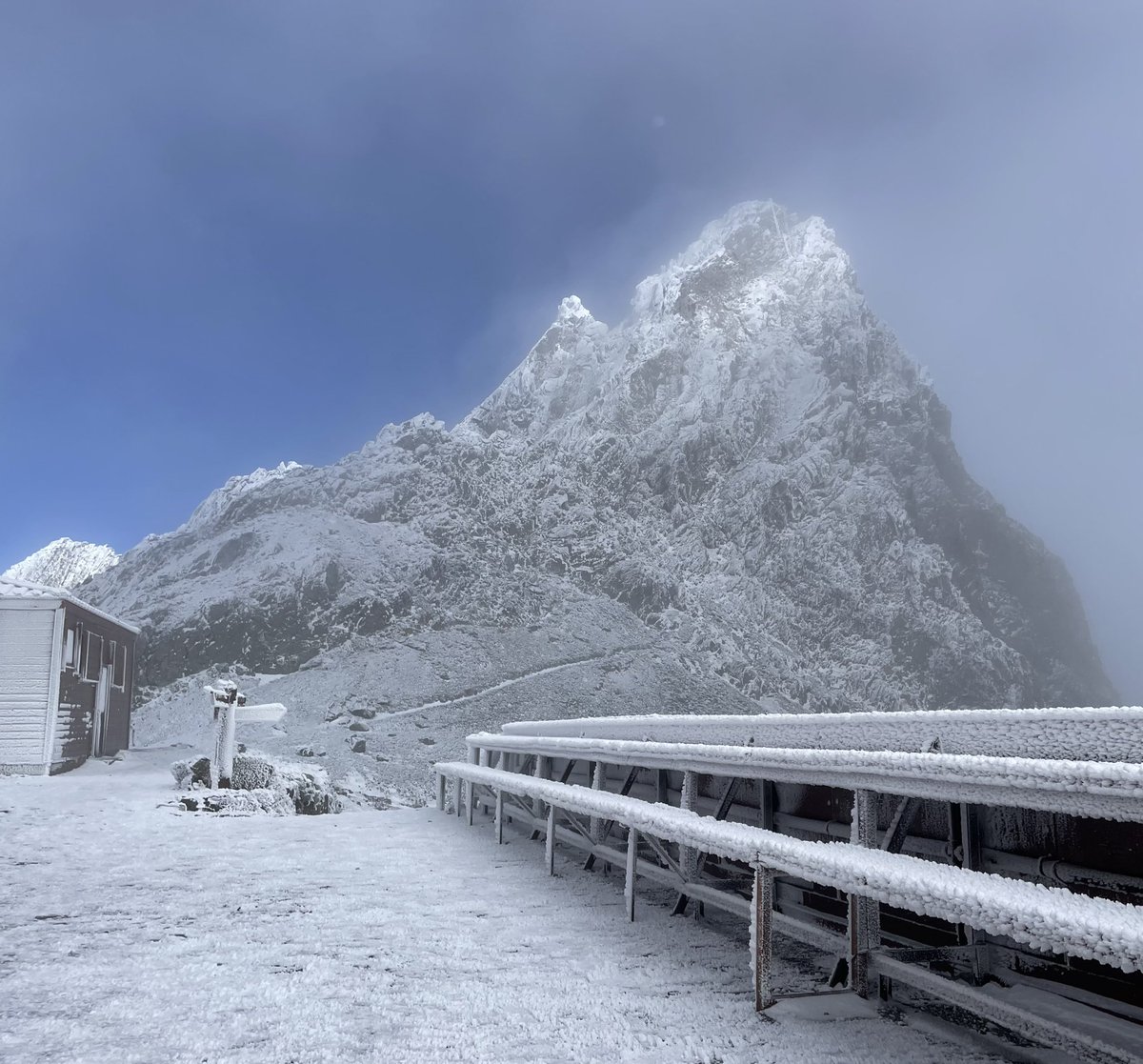 Mountain cabin 山小屋 Mountain cabin 山小屋 Mountain cabin 山小屋 Zigzag Mountain Lodge