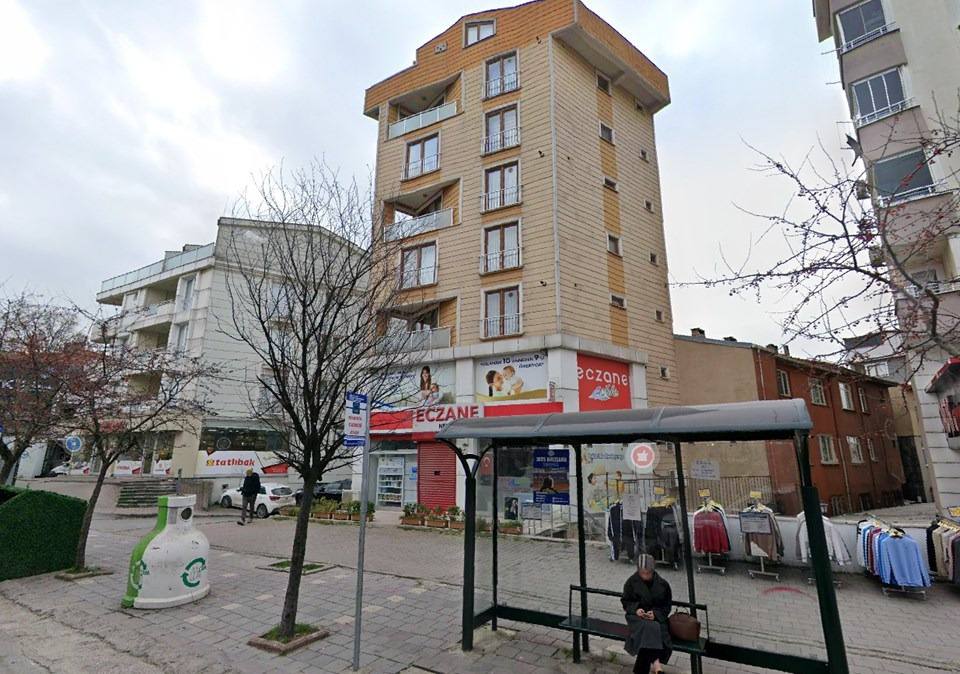 bursanediyor's tweet photo. Gebze’de çöken binanın önceki hali.

— Enkaz altında 7 kişi olduğu bildirildi. https://t.co/8AgN5mJ5oE
