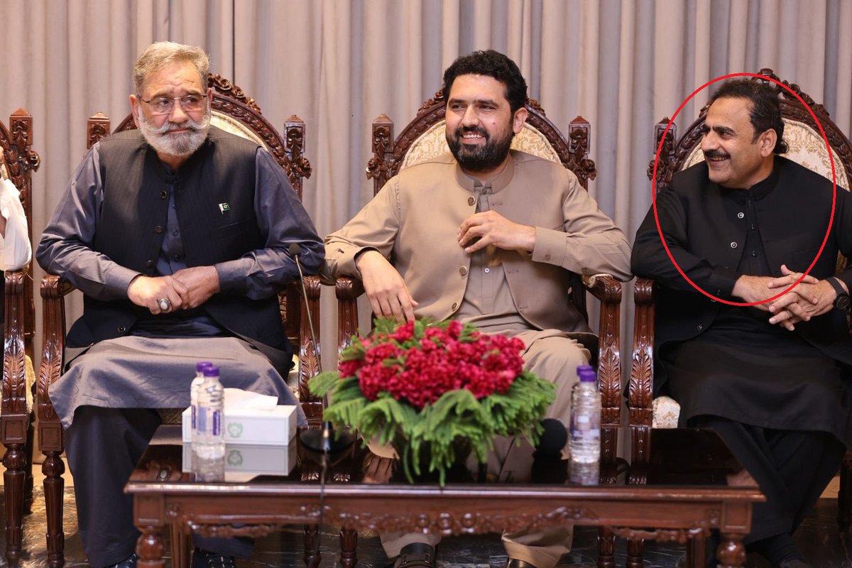 farzanaalispark's tweet image. اس شخص میں ایسی کیا خوبیاں ہیں کہ یہ ہرآنے والے وزیر اعلی کے  پاس پاس ہوتے ہیں ۔۔۔۔۔۔۔۔