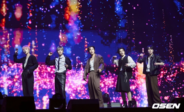 Kstyle_news's tweet photo. 【PHOTO】WEi、8thミニアルバム「Wonderland」発売記念ショーケースを開催

▼ソロカットあり📷
https://t.co/rlJgroh1N0

#WEi #Wonderland https://t.co/QcqBC93iYX