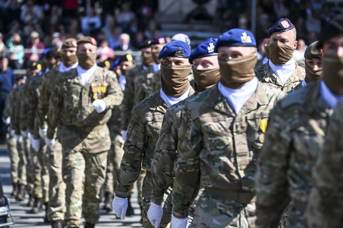 EuroWatcherEUW's tweet image. 🇧🇪 - A Monday and a Saturday, drones spotted over the Marche-en-Famenne military base in Belgium, Belgian Defense Minister Theo Francken told VRT NWS. &quot;It are not amateurs, but skilled drone pilots.&quot; Barracks guard noticed drones over crucial parts of the army brigade…