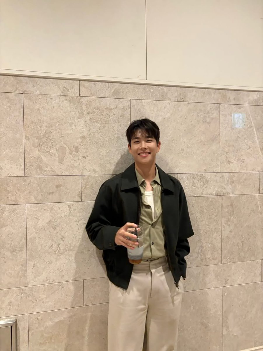 ar0hahwaiting01's tweet photo. 아아아아아아ㅏ아 
이 사진들 보면서 바보같이 웃고 있어 ㅋㅋㅋㅋㅋㅋㅋ 명준아 너무 잘생겼어ㅠㅠㅠㅠㅠ https://t.co/JPq96PB3Qf