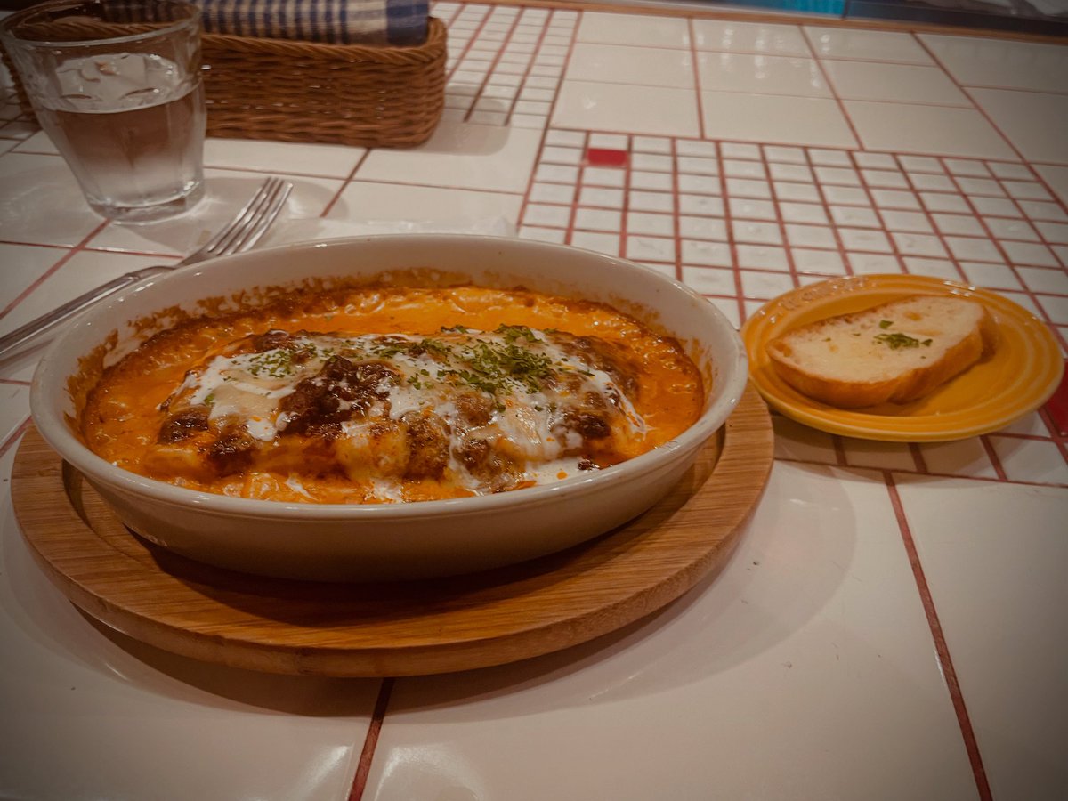 昨夜のオリエンタルフォース、オランダの方々が大勢立ち寄って頂いたお陰もあり楽しい空間になりました。
オリエンタルフォース高田さん、とても親切な方で気持ちよくプレイできました。ありがとうございます。写真は隣のラザニ屋さんのラザニア。