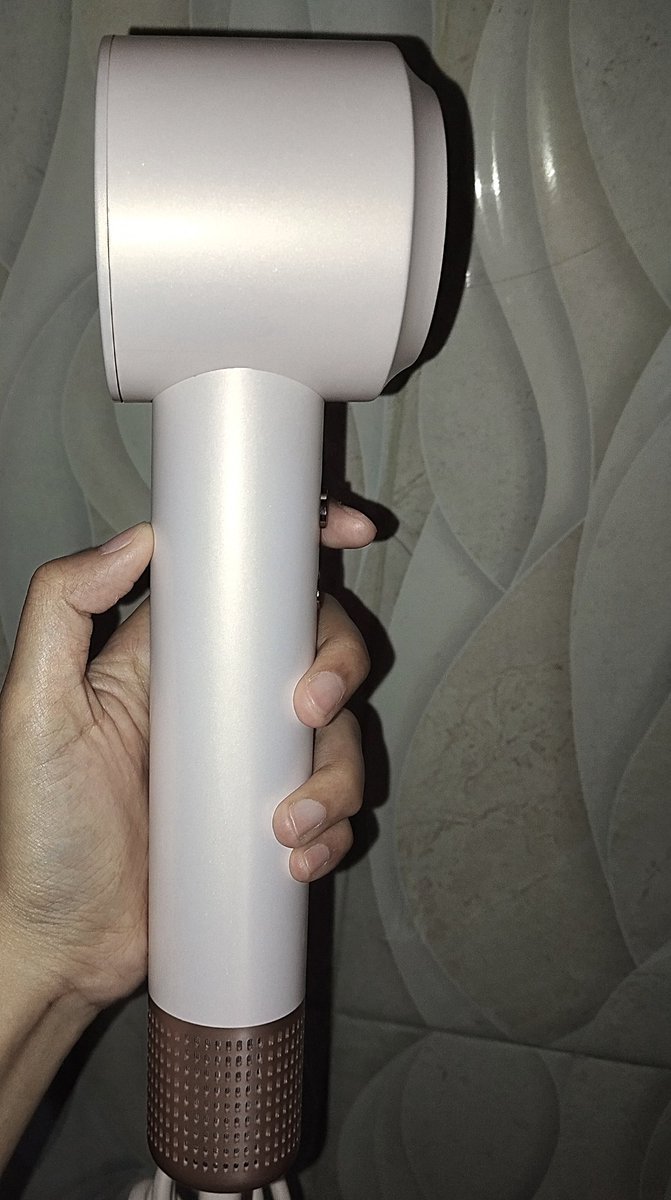 Ternyata gak perlu beli hairdryer jutaan rupiah buat keringin rambut cepet, hairdryer ratusan ribu dengan watt kecil pun bisa keringin rambut cepet gak sampai 10 menit 😭

#BeautybyChintaa