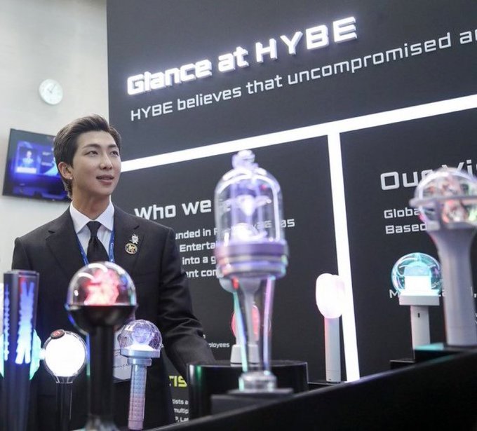 mhereonlyforbts's tweet image. The fact this pic is truly the epitome of how Namjoon is the father of kpop, how thanks to his revolutionary ideas, he changed the  kpop industry! 

HISTORY MAKER RM
FATHER OF K-POP RM 
RM PAVED THE WAY