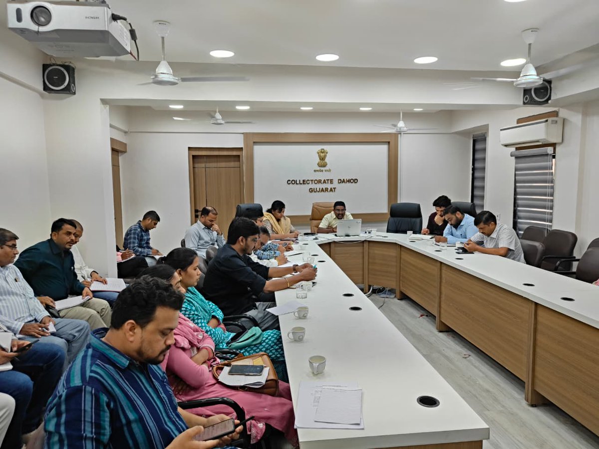 તા.૨૮/૧૦/૨૫ના રોજ માન. જિલ્લા ચૂંટણી અધિકારી અને કલેક્ટર દાહોદની અધ્યક્ષતામાં special intensive revision (SIR) ની તૈયારીના ભાગરૂપે અત્રેના જિલ્લાના તમામ ચૂંટણી અધિકારી અને નાયબ મામલતદાર (મતદારયાદી) સાથે ગૂગલ મિટ અને મિટિંગ/તાલીમનું આયોજન કરવામાં આવ્યું.