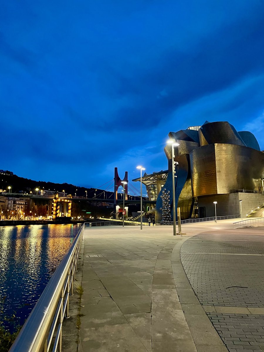 enzomazza's tweet image. #earlyrunning #Bilbao #Guggenheim
