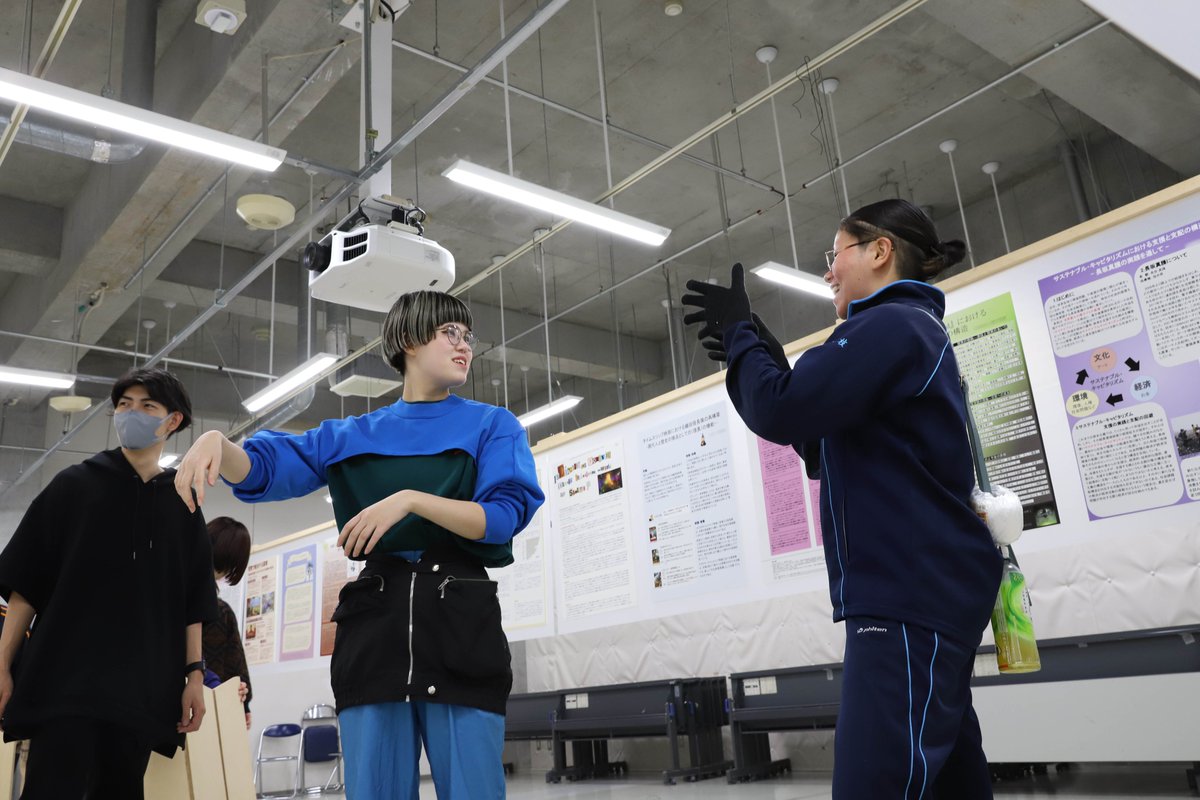 kua_ASP's tweet image. 【学生作品展】今日の3年生たちは11/1～11/2の大瓜生山祭に合わせて開催される学生作品展の準備中🧑‍🔧毎年恒例のポートフォリオ展示に加え、今年は研究内容をポスターにまとめて展示します📜アートプロデュースならではの面白い視点からの研究がずらり🤩週末はぜひ京都芸術大学に遊びに来てくださいね🥳