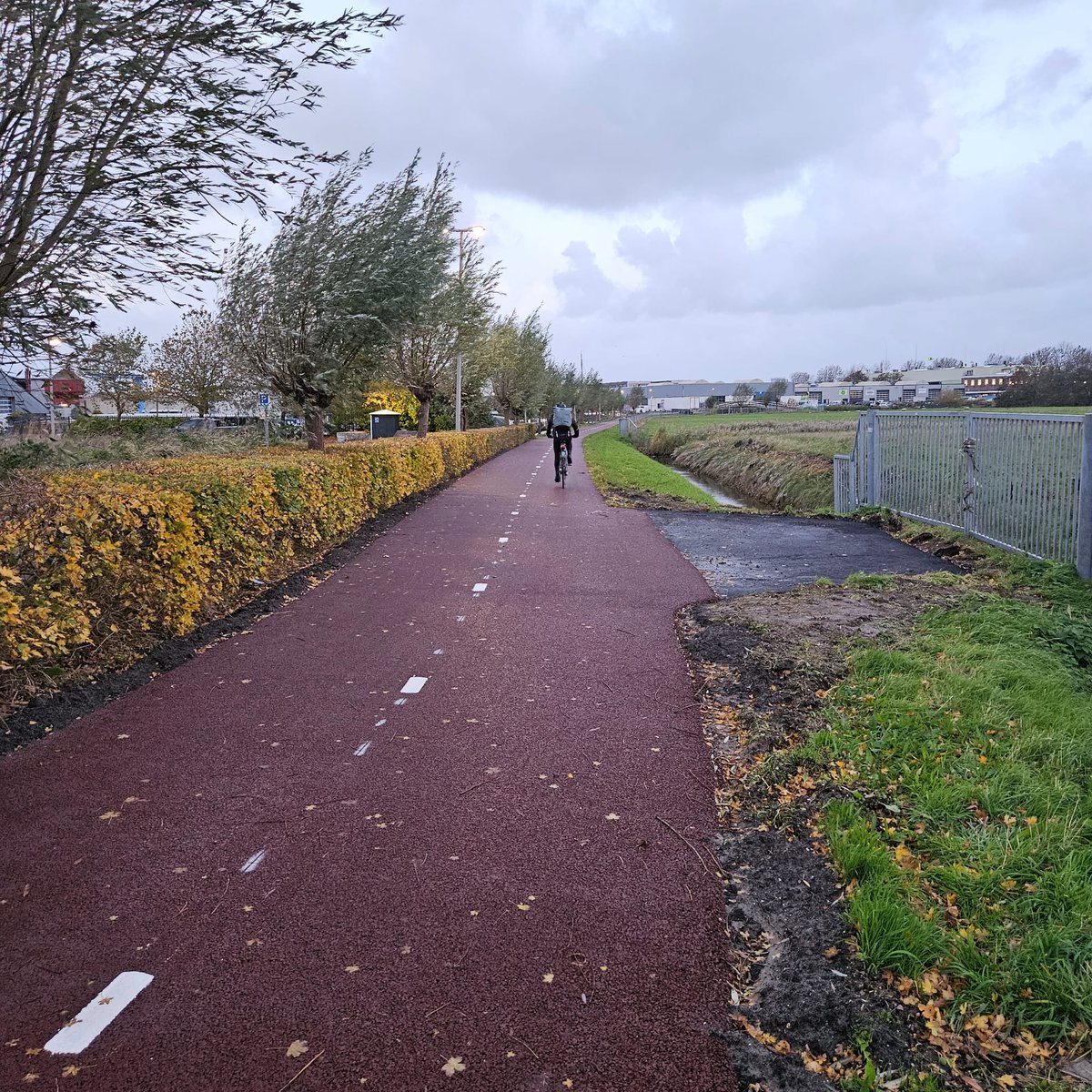 ptvanderplas's tweet photo. Aan het eind van vorige week is de nieuwe rode asfaltdeklaag en bijbehorende belijning aangebracht van het 'Heen-en-weer' fietspad aangebracht. Dit veel gebruikt fietspad, tussen bedrijventerrein 't Heen en het Kanaalpad NW, voldoet weer aan alle comfort en richtlijnen. https://t.co/xMgFKghWo4