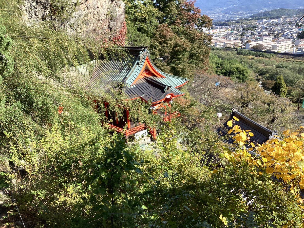 丸子の紅葉情報🍁

寒くなり、一気に色づきました！

「色づき始め〜見頃」と言ったところでしょうか。
撮影日:2025/10/29

1枚目から内村ダム、文殊堂、五台橋、岩谷堂の様子です。

#紅葉 #秋 #上田 #上田市 #丸子