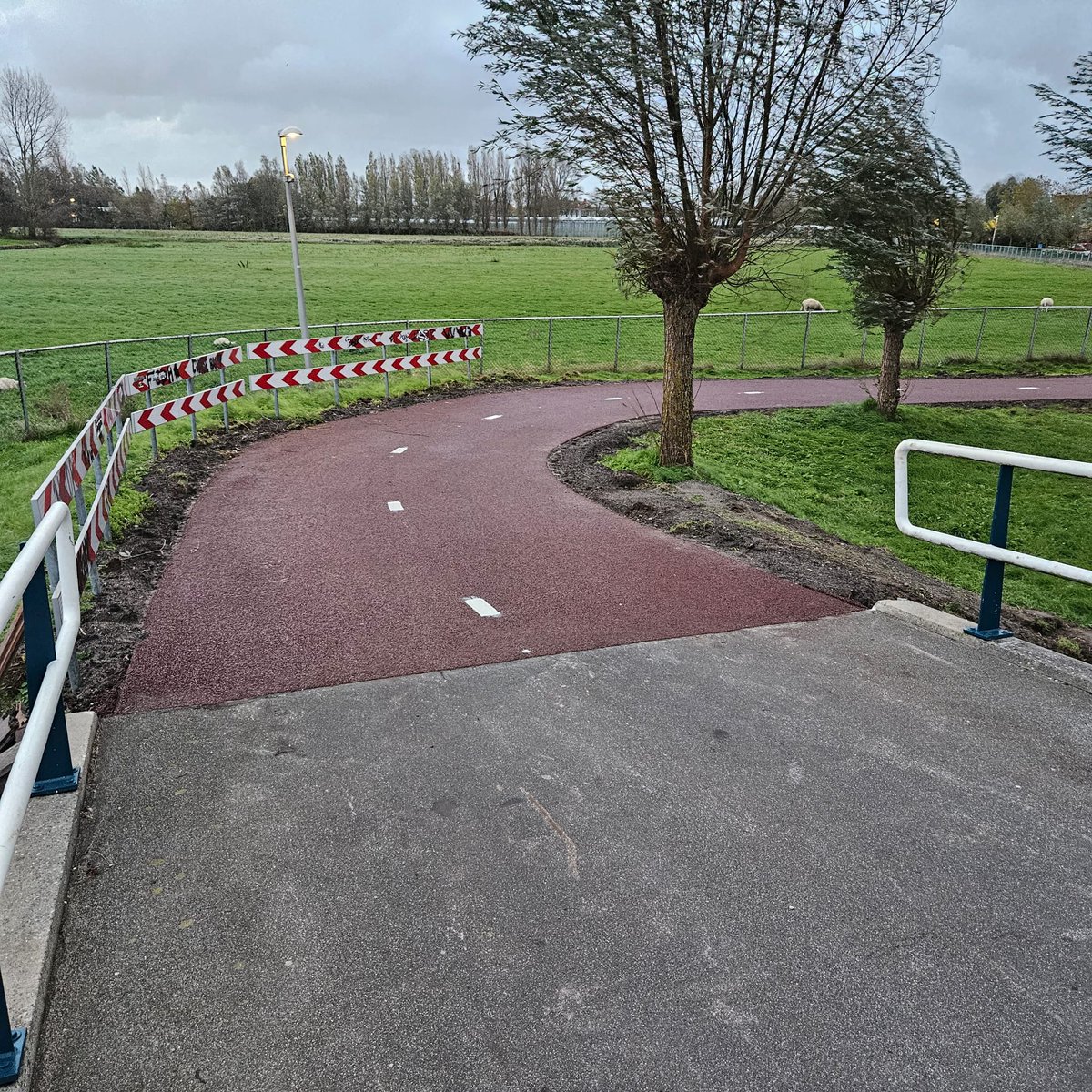 ptvanderplas's tweet photo. Aan het eind van vorige week is de nieuwe rode asfaltdeklaag en bijbehorende belijning aangebracht van het 'Heen-en-weer' fietspad aangebracht. Dit veel gebruikt fietspad, tussen bedrijventerrein 't Heen en het Kanaalpad NW, voldoet weer aan alle comfort en richtlijnen. https://t.co/xMgFKghWo4