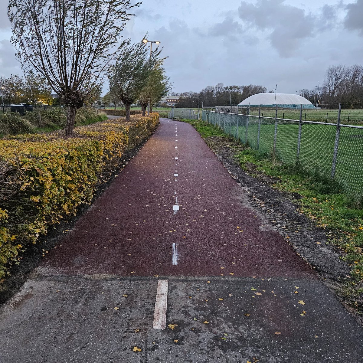 ptvanderplas's tweet photo. Aan het eind van vorige week is de nieuwe rode asfaltdeklaag en bijbehorende belijning aangebracht van het 'Heen-en-weer' fietspad aangebracht. Dit veel gebruikt fietspad, tussen bedrijventerrein 't Heen en het Kanaalpad NW, voldoet weer aan alle comfort en richtlijnen. https://t.co/xMgFKghWo4