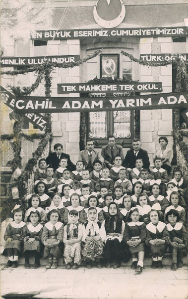 Bizden önceki kuşaklar  sağ salim bize devrettiler şimdi sorumluluk bizim .