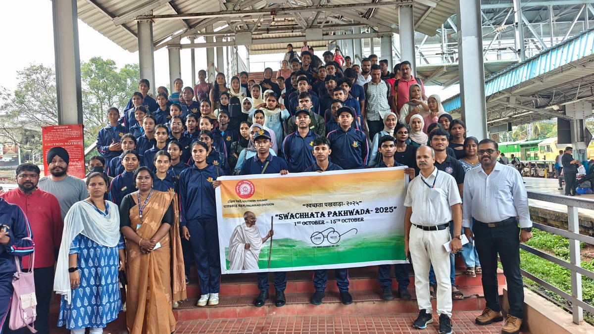 GMSRailway's tweet image. 🌿Reliving inspiring moments from the #SwachhataPakhwada Rally held at #Kozhikode Railway Station!

United by purpose, participants came together to spread the message of cleanliness and sustainability — reaffirming our collective pledge for a cleaner, greener future.💚✨